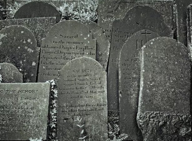В Ульяновске тротуар замостили надгробными плитами с именами