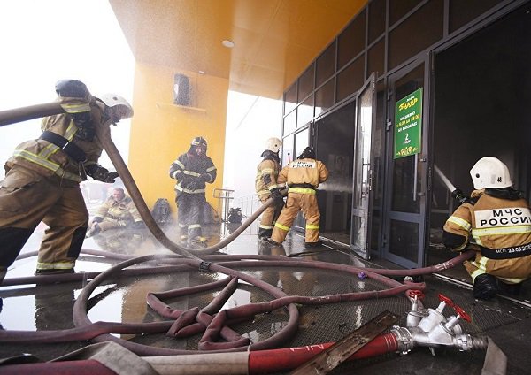 МЧС рассматривает три версии пожара в торговом центре в Казани