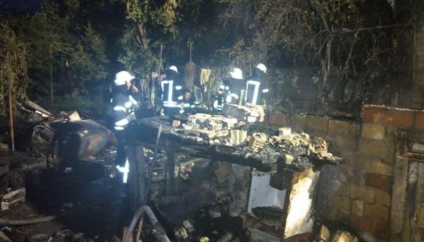 В Киеве полностью сгорел частный дом (Фото)