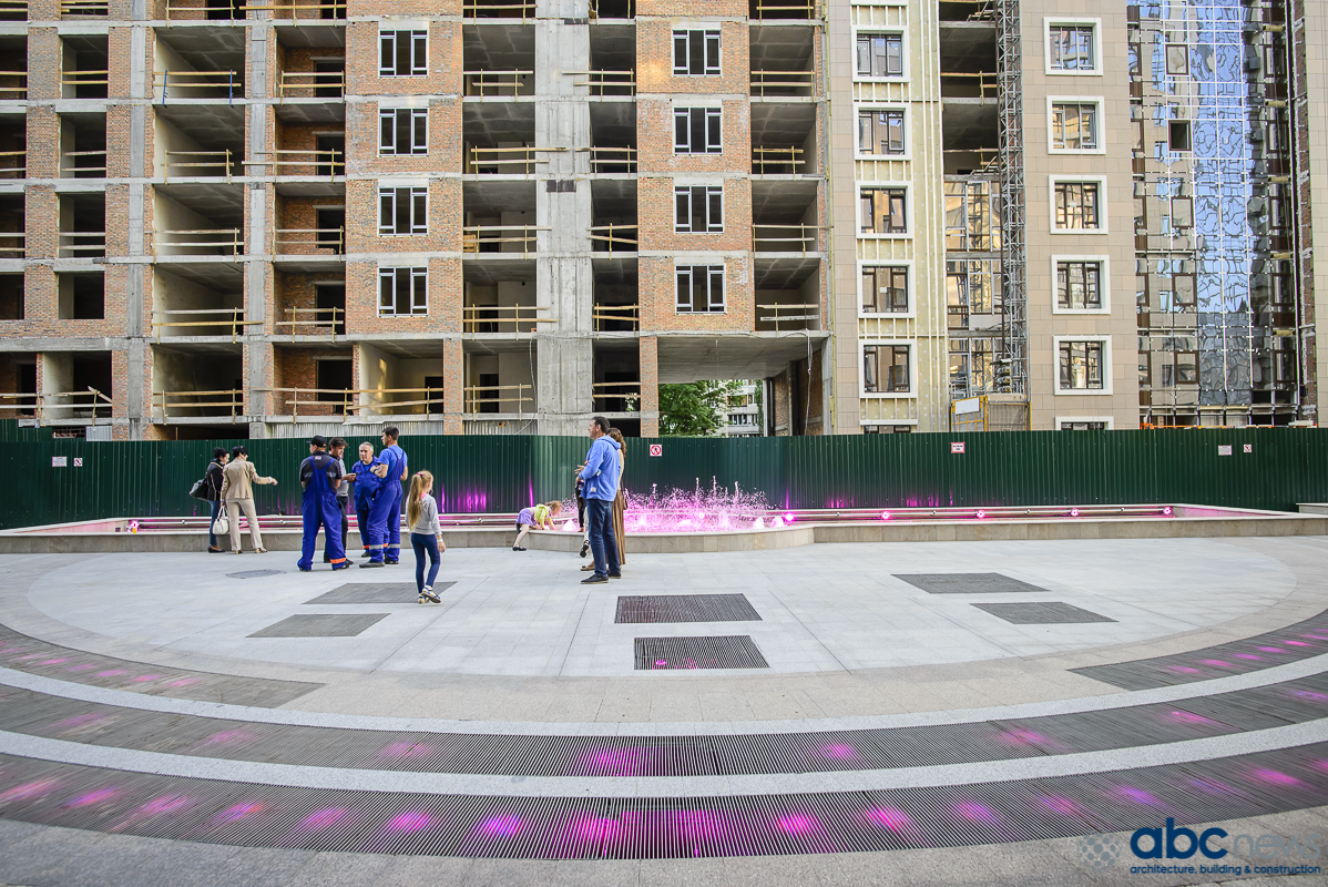 В Киеве начала работу единственная 150-метровая аллея светомузыкальных фонтанов (Фото)