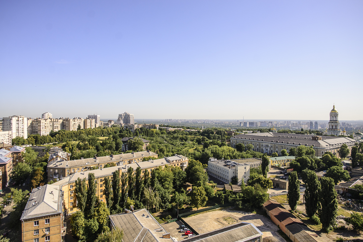 Руфер рассмотрел наивысшие точки Киева с крыши высотки (Фото)