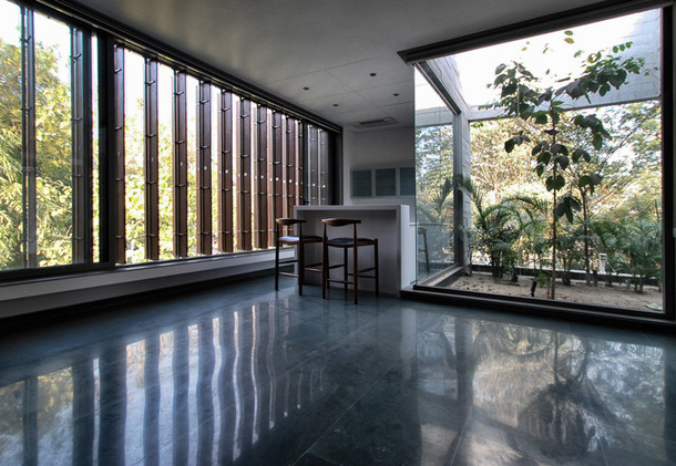 Современный бетонный дом в Индии (Фото)