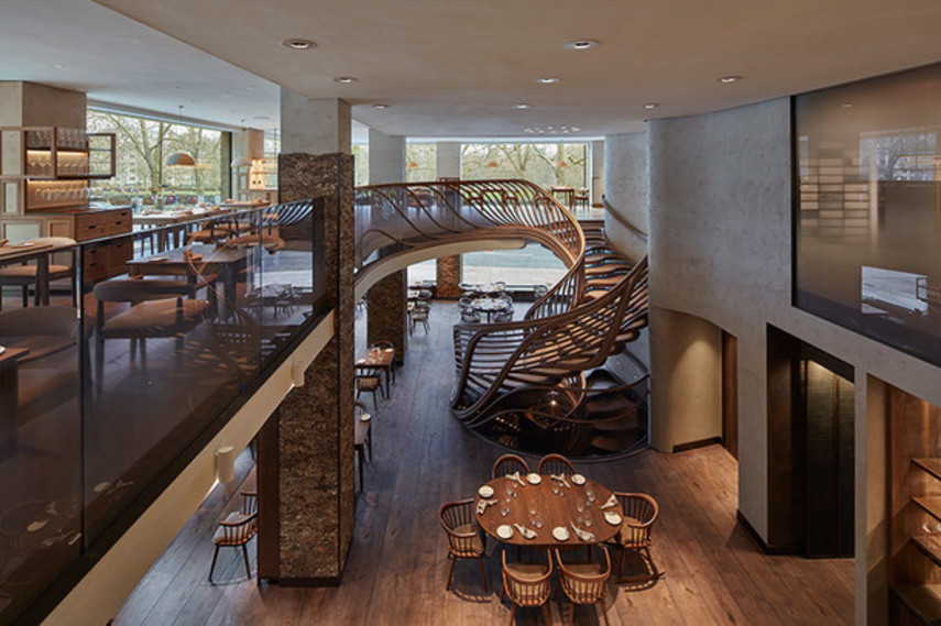 “Деревянный” ресторан с необычной лестницей в Лондоне (Фото)