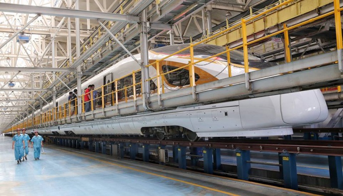 В Китае начнет курсировать самый длинный скоростной поезд в мире (Фото)