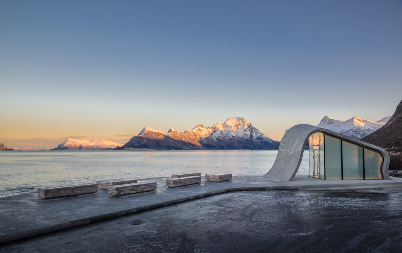 Туалет-волна из стекла и бетона в Норвегии (Фото)