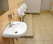 Киеву пытаются вернуть 14 помещений общественных туалетов