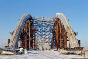На Подольском мосту начали устанавливать большие металлоконструкции (видео)